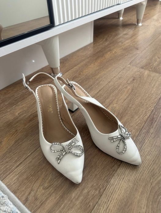 Продается белые туфли 38р