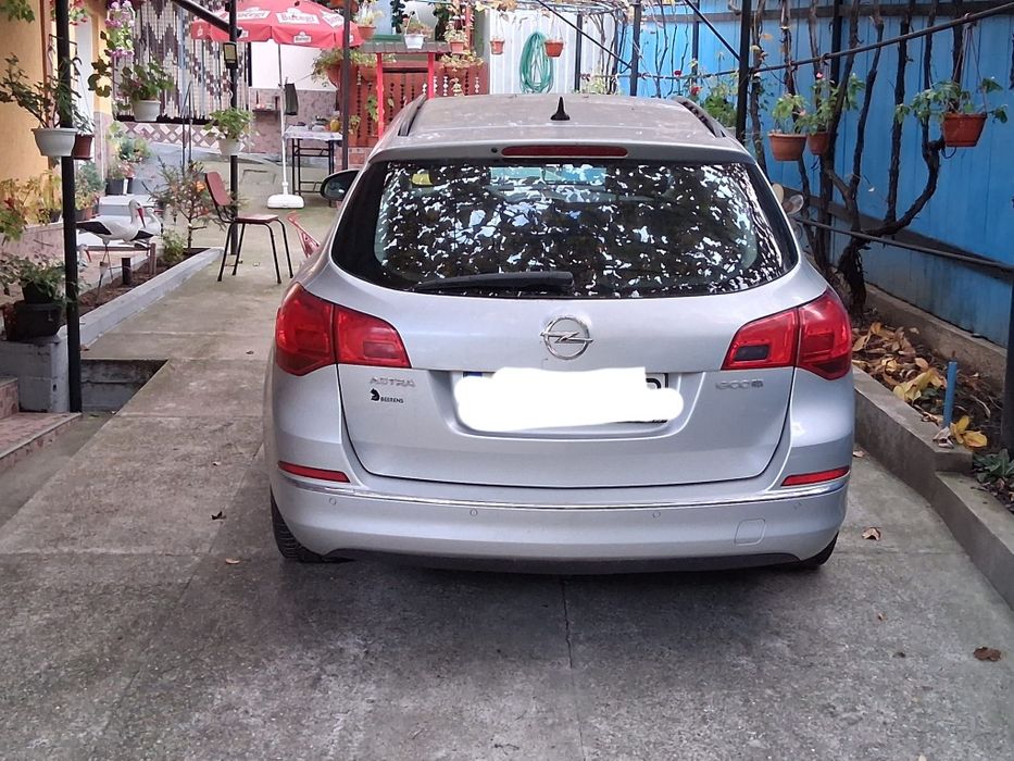 Vând OPEL ASTRA SPORTS TOURES  an de fabricație 2014. 
272246 Km reali