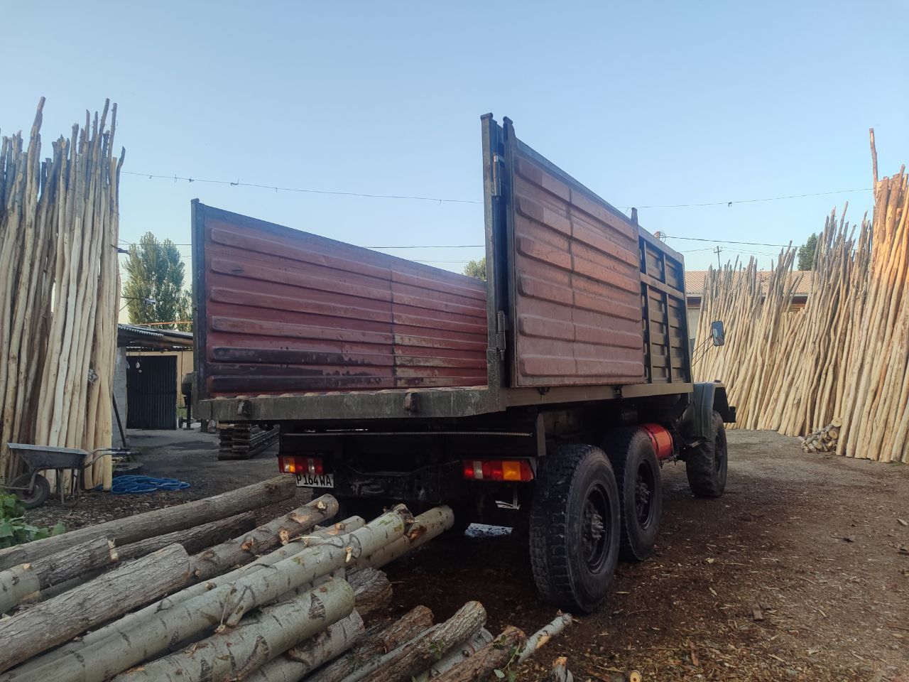Zil 131 holati ideal yili 2003 toq yashil rangda metan gaz.