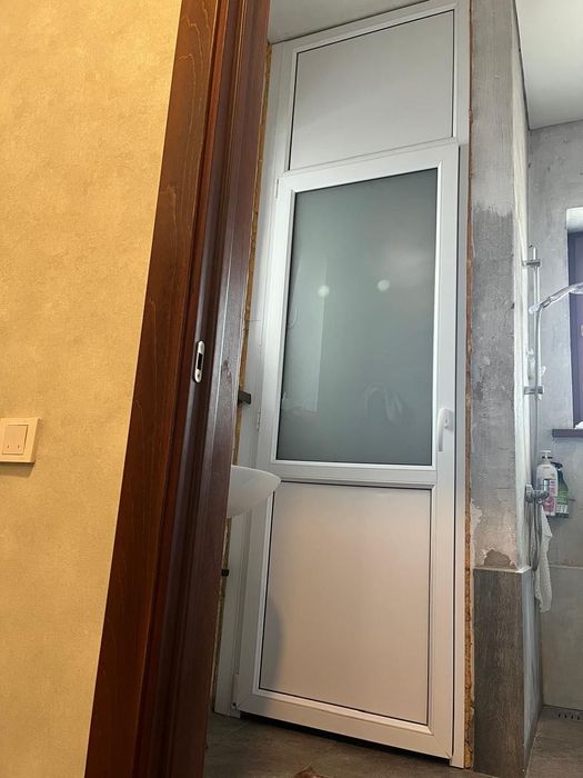 Продам пластиковую дверь