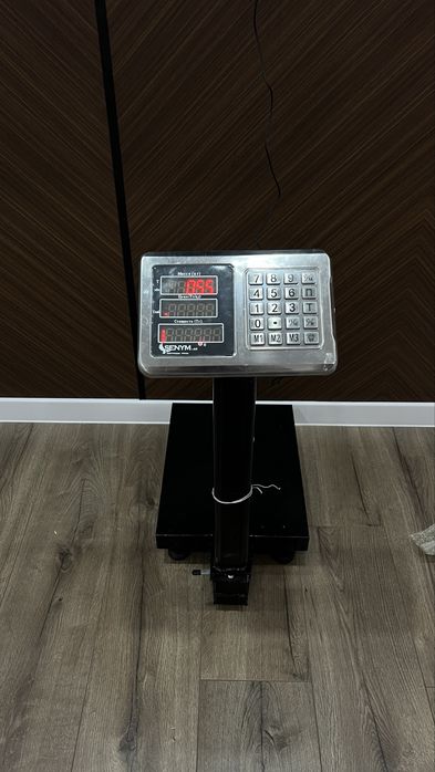 Электронный  напольный весы продается новый.Марка Senim.