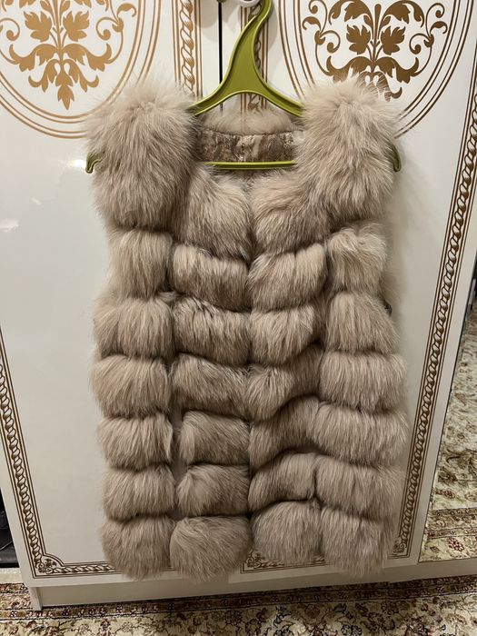 Продам меховую безрукавку в отличном состоянии