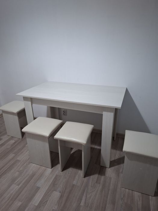 Продам стол с табуретками