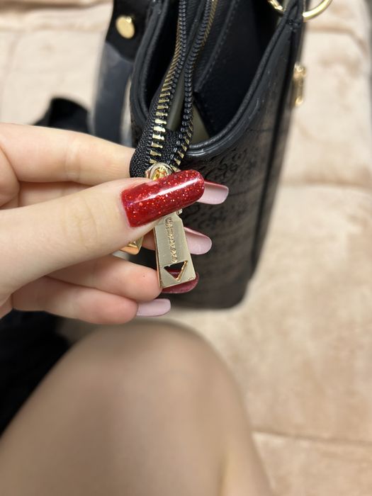 Geanta de umar Guess