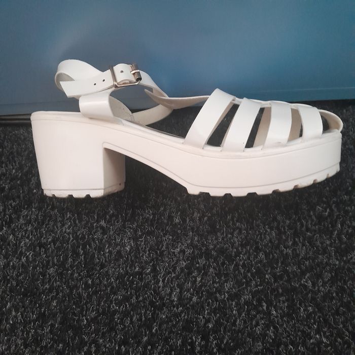 Vind sandale de damă.