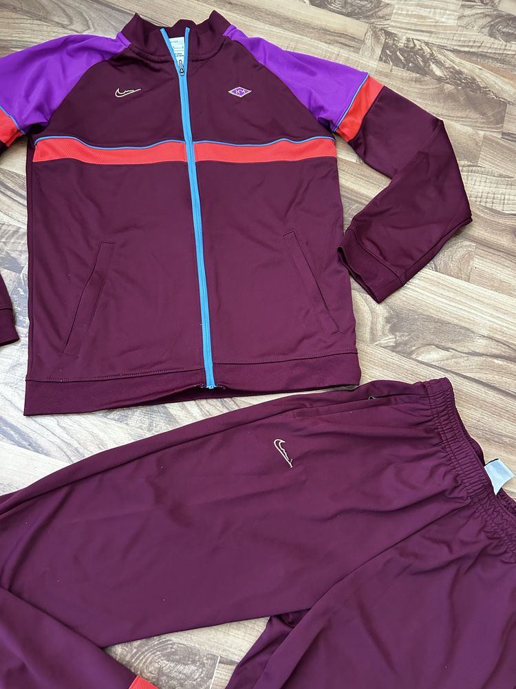 Чисто нов детски екип на Nike,оригинален със сериен номер