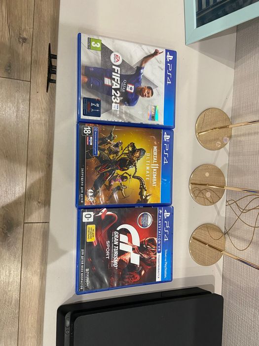 Продаю PlayStation 4 с играми и 2 геймпадами!