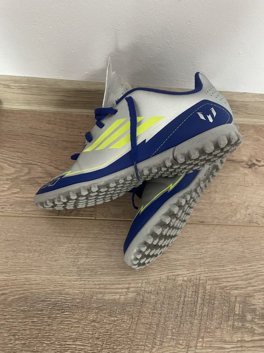 Vand ghete fotbal copii de la Adidas marime 36,37