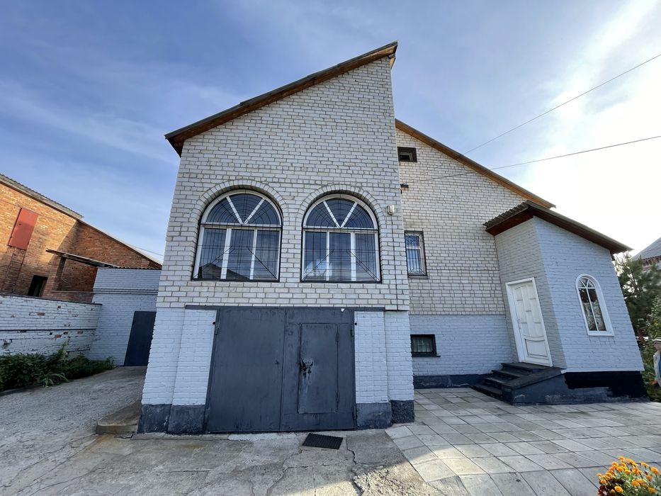 Продам Куленовка- коттедж- центральное отопление с  баней+бассейн