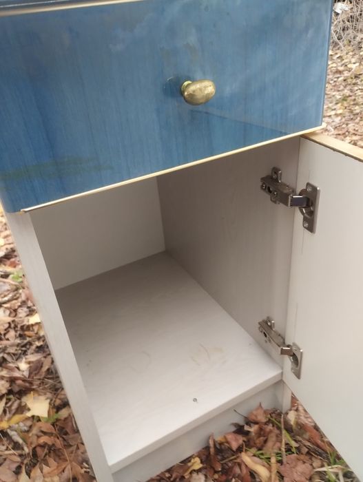 Продавам малко бюро