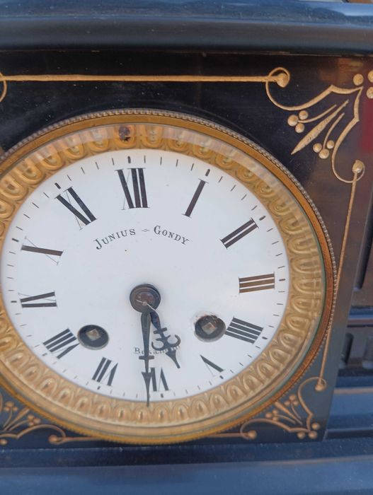 Стар каминен часовник, работещ. Минал профилактика при часовникар