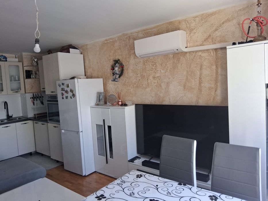 Дава се под наем Двустаен апартамент в Бургас, Меден рудник - зона Б - 55 кв.м за 500 € - Снимка #1