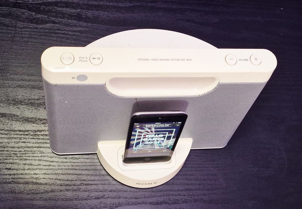 Boxă Portabilă Sony RDP-M5iP (Baterii/AC) + iPod Apple 32 GB - Pachet