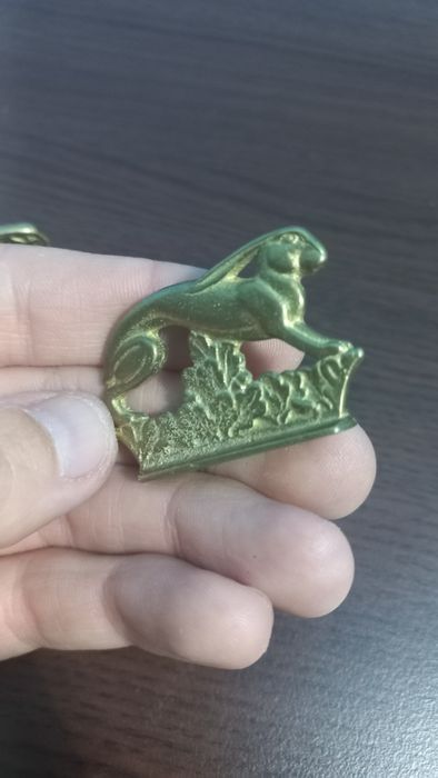 Малки стари бронзови зайчета