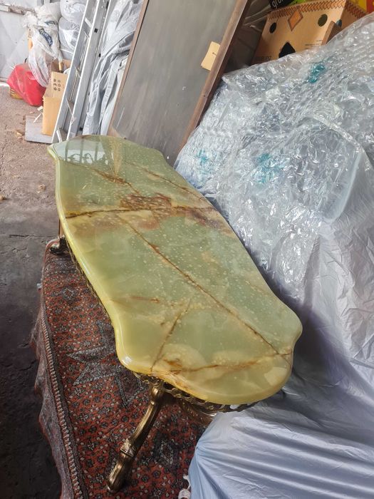 Masuta din bronz cu blat de onix
