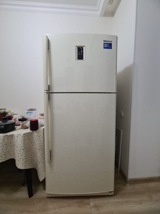 Холодильник марки Samsung