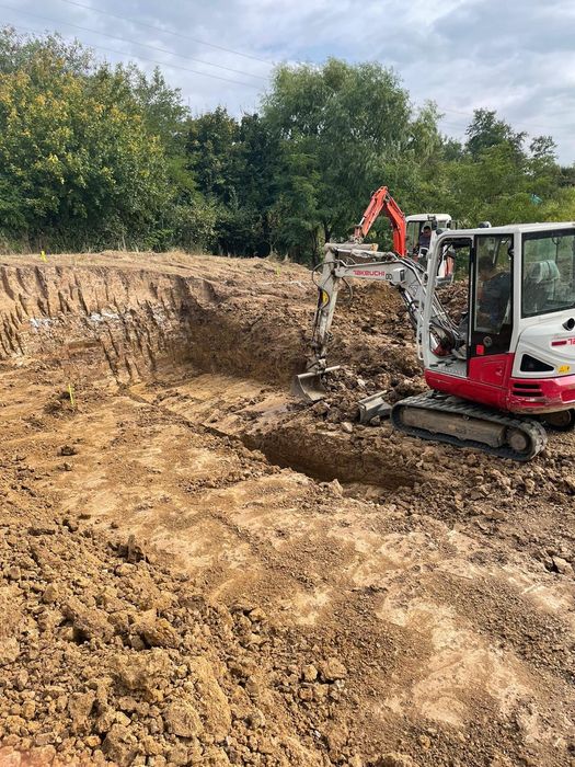 Inchiriez buldoexcavator (buldo excavator) cu picon si furci trakker