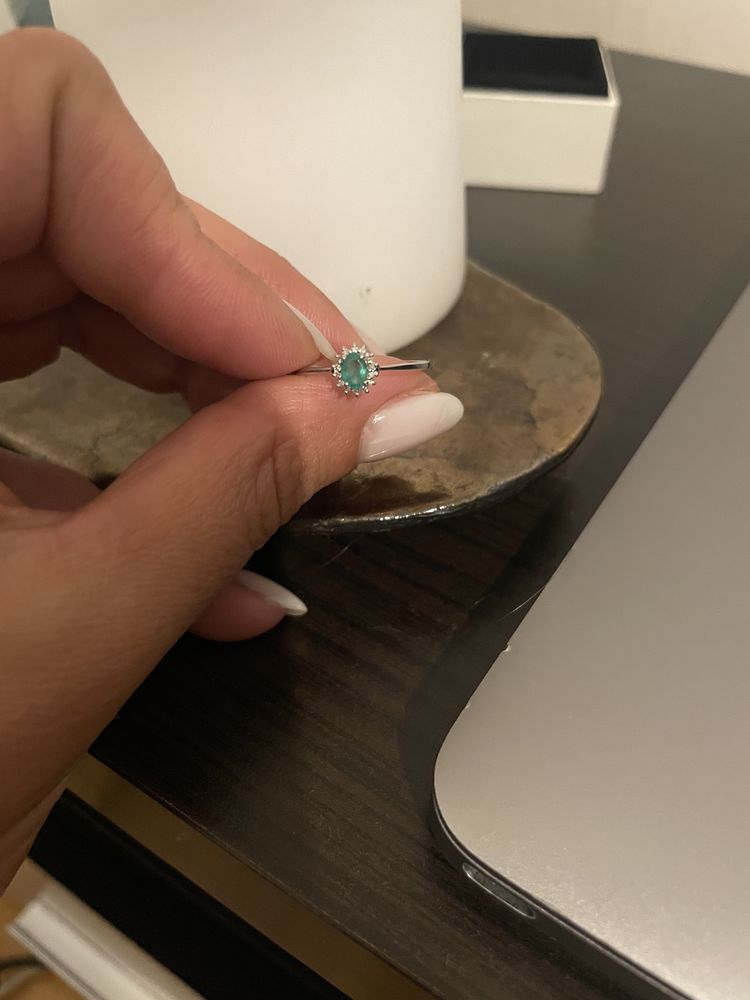 Inel 18Kt nou cu smarald natural și anturaj din diamante
