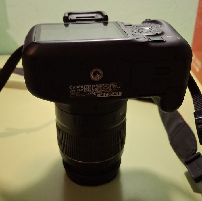 Canon EOS 2000D +obiectiv EF-S 18-55mm IS II