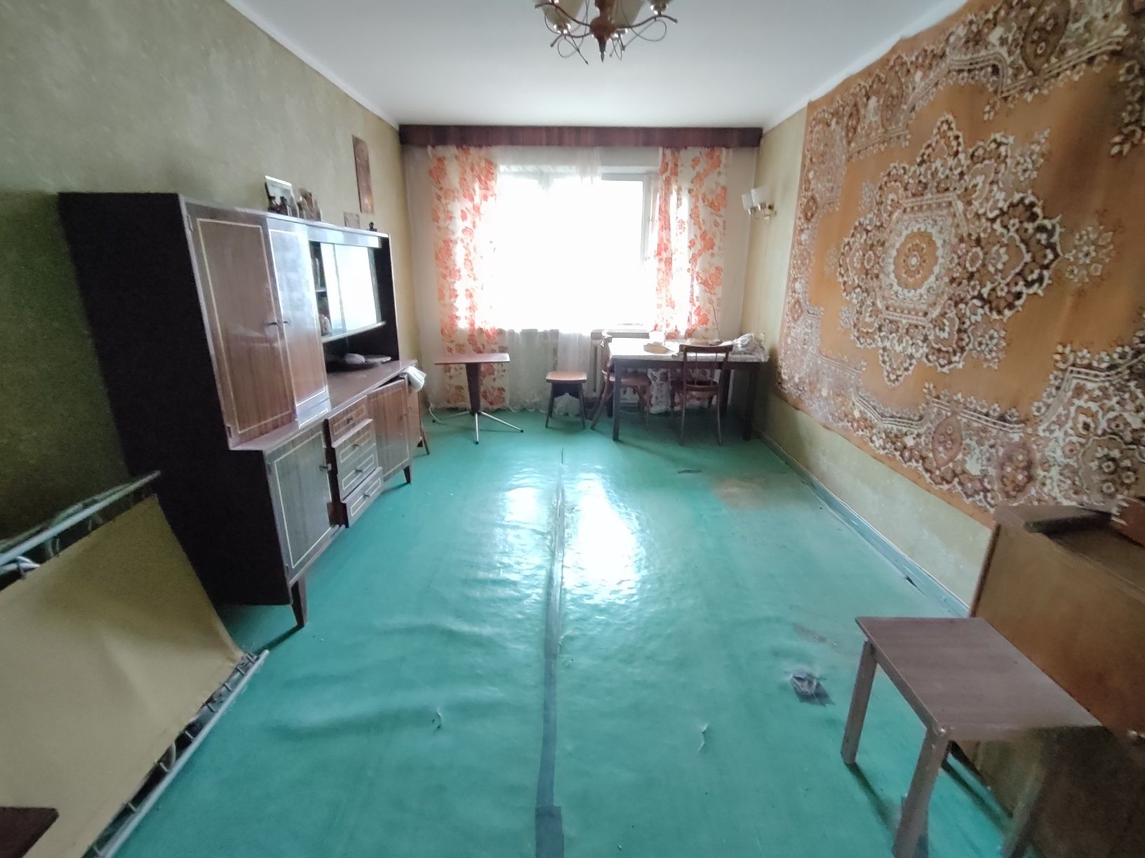 Продается 2-комн (4-28, 1 эт)