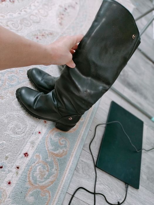 Продам зимние натуральные сапоги.