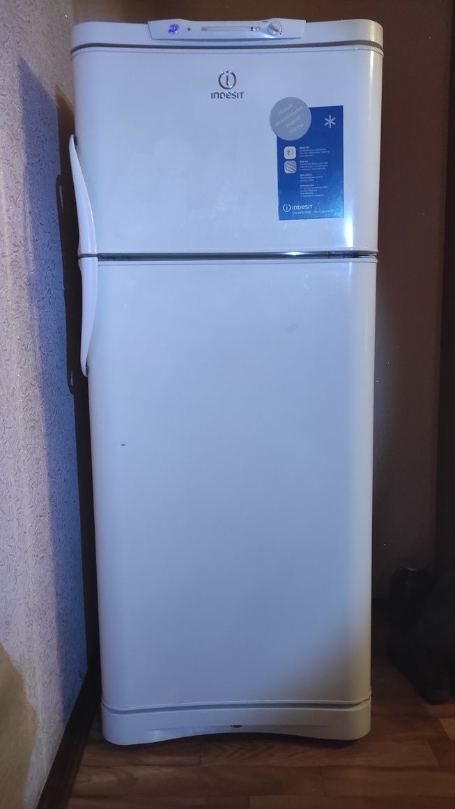 Продам холодильник Indesit