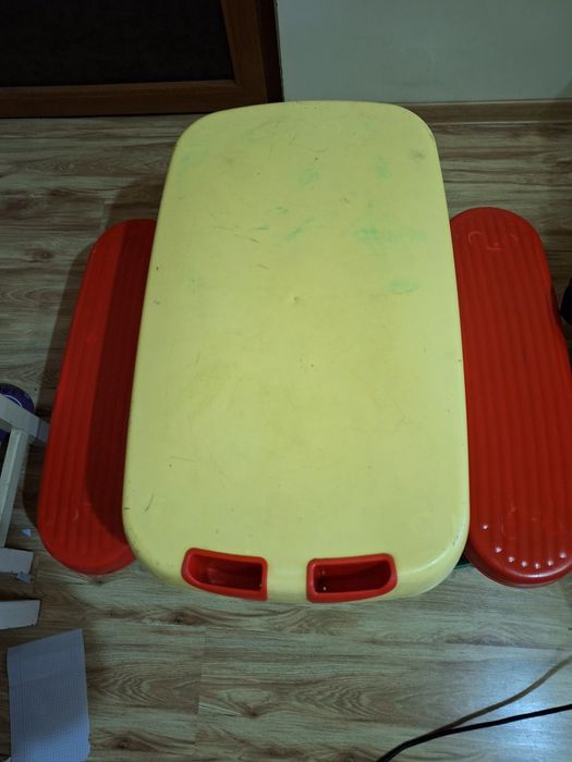 Masa de scris, colorat, pentru copii