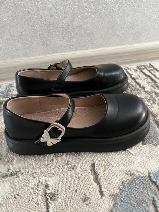 Продам туфли для девочки.