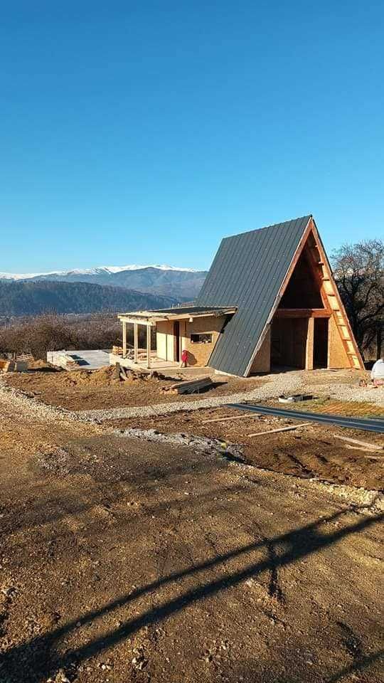 Casa si Cabana din structura de lemn in forma literei A de vanzare