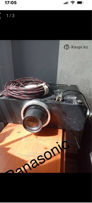 Мощный проектор для большой аудитории  продам в отличном рабочем