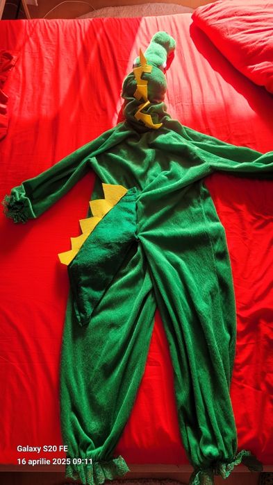 Vând costum de crocodil copii .. unisex