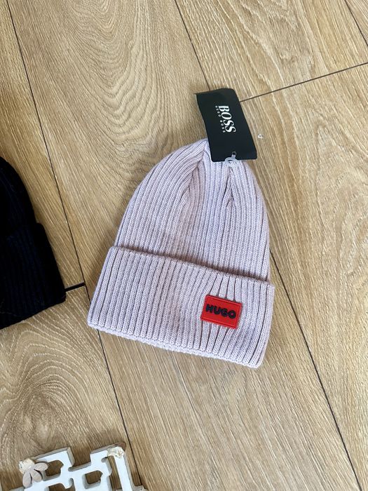 Топла зимна шапка Hugo Boss