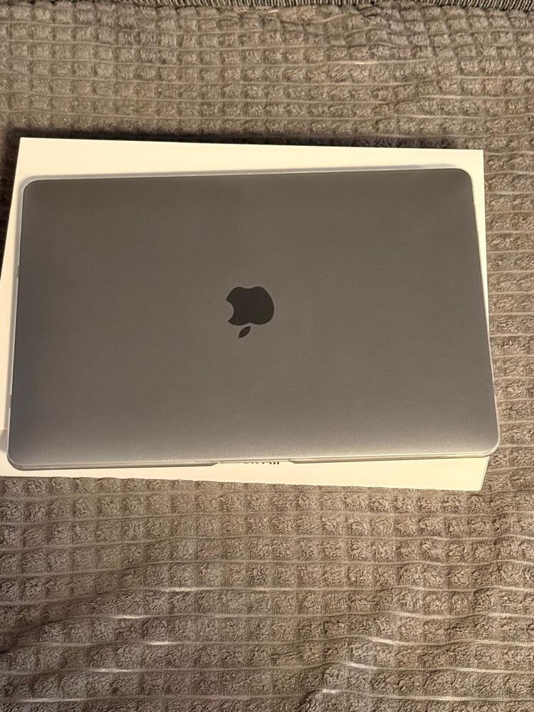 MacBook Air 13.3 inch, 8gb RAM, 256gb SSD.
