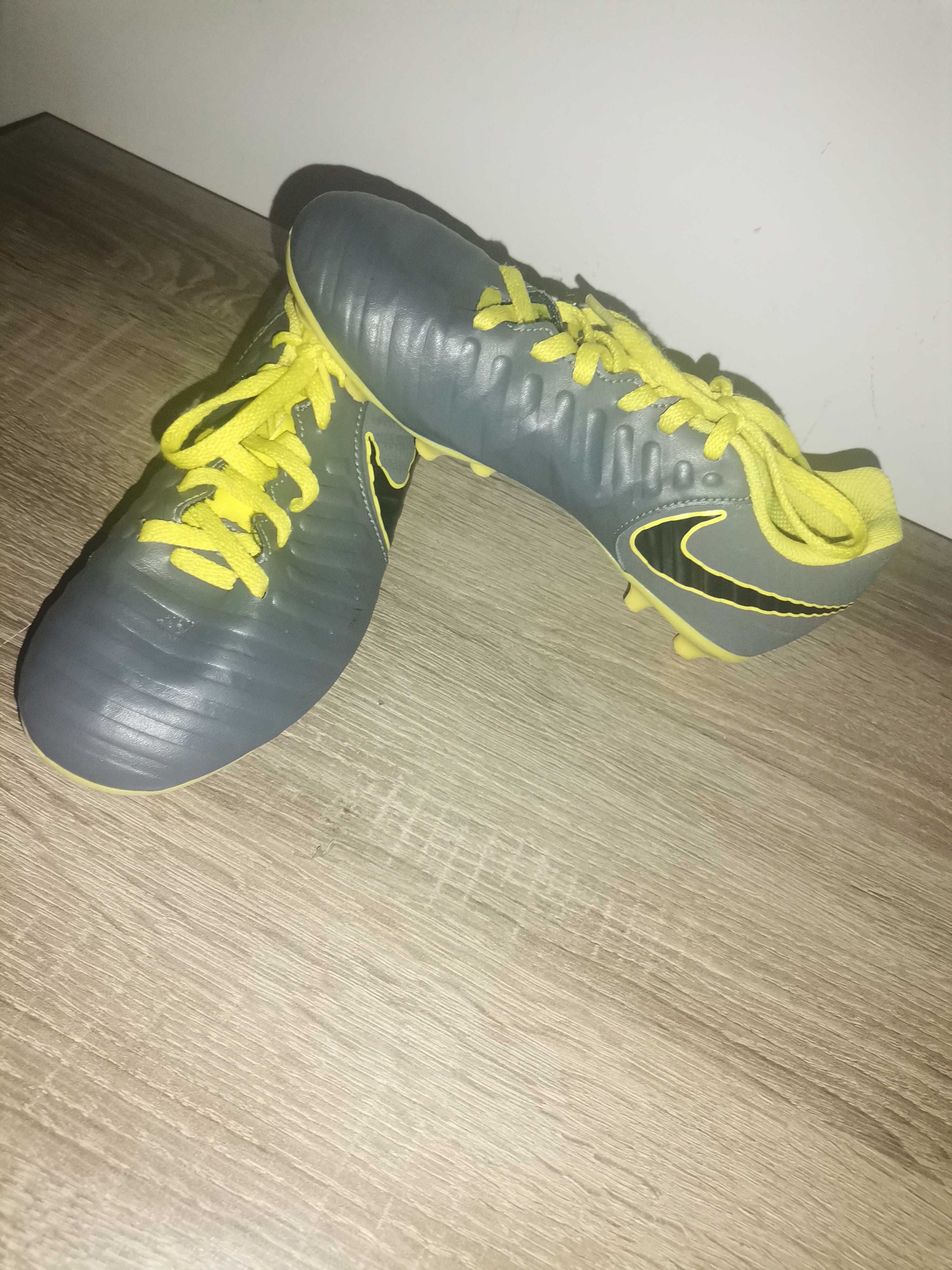 Ghete de fotbal Nike mărimea 35