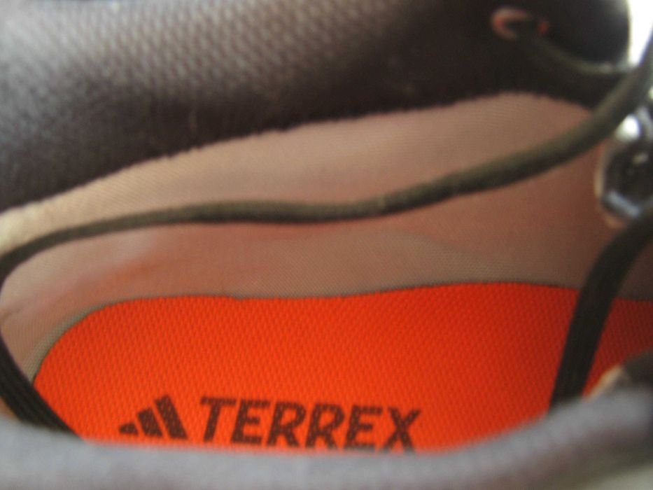 Чисто нови спортни обувки