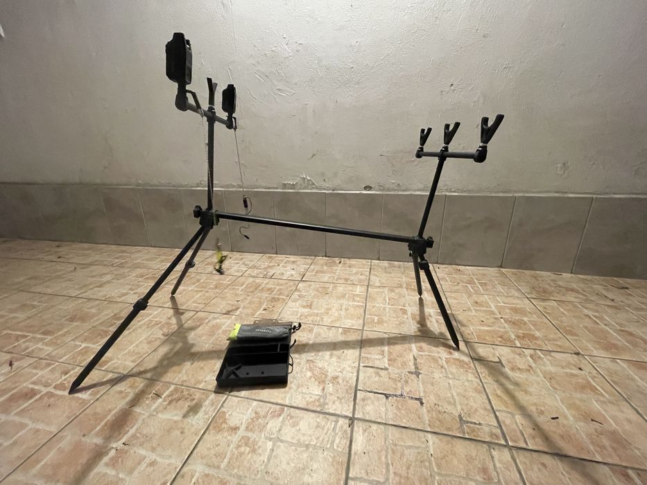 Vând Rod Pod Caperlan pentru 3 lansete + 2 avertizori Xtrem 100