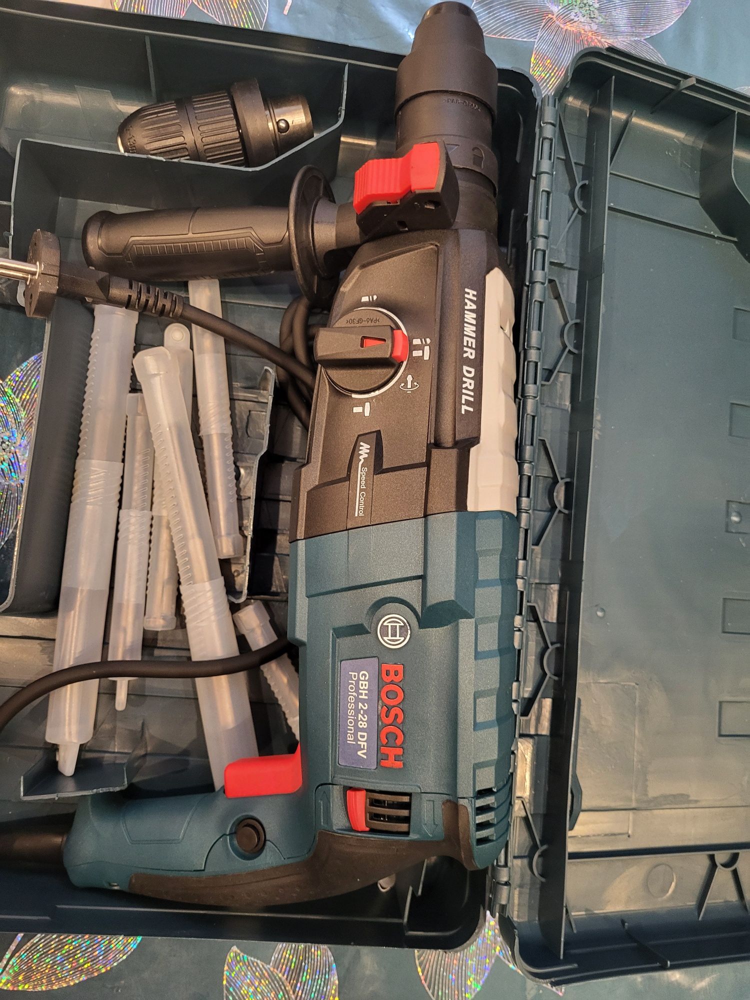 Ciocan rotopercutor Bosch și auto filetantă  cu 2 acumulatori