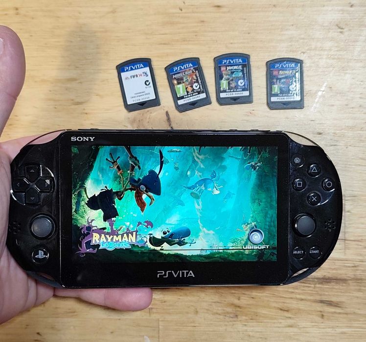 PS Vita Slim 2003 + 4 cartușe și tuburi