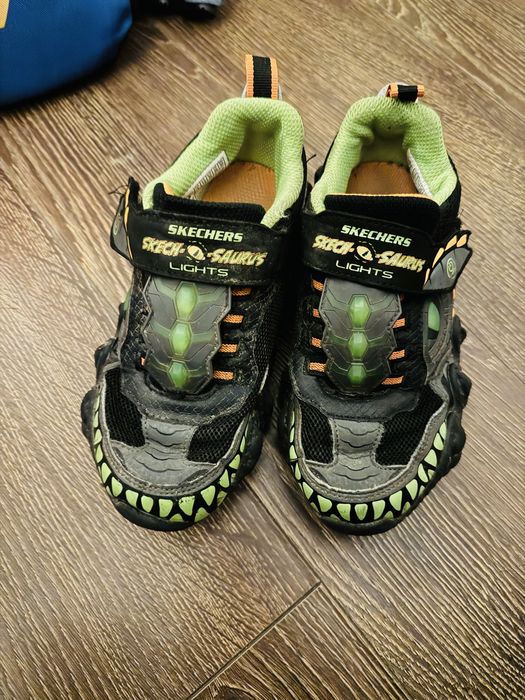 Adidas  skechers dinozaur 30