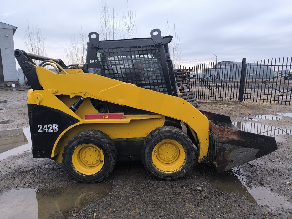 Мини погрузчик CAT 242B