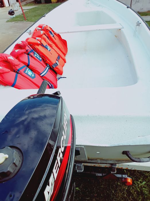 Barcă din fibră, SAILOR, cu motor și peridoc.