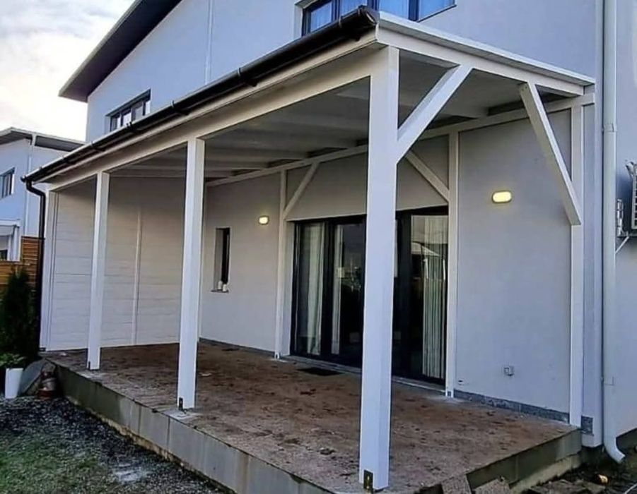 Această construcție din lemn este o terasă, o pergolă și o adăpost pen