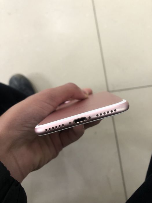 Продам айфон 7.