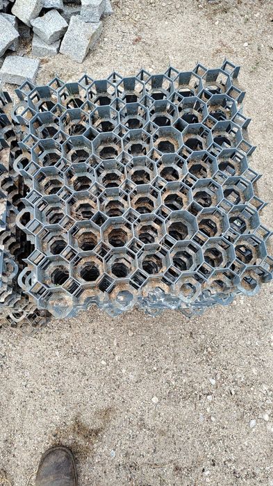 Продавам паркинг елементи PVC 50x50см