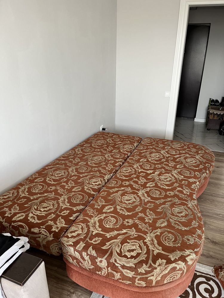 Раскладной диван с тремя подушками