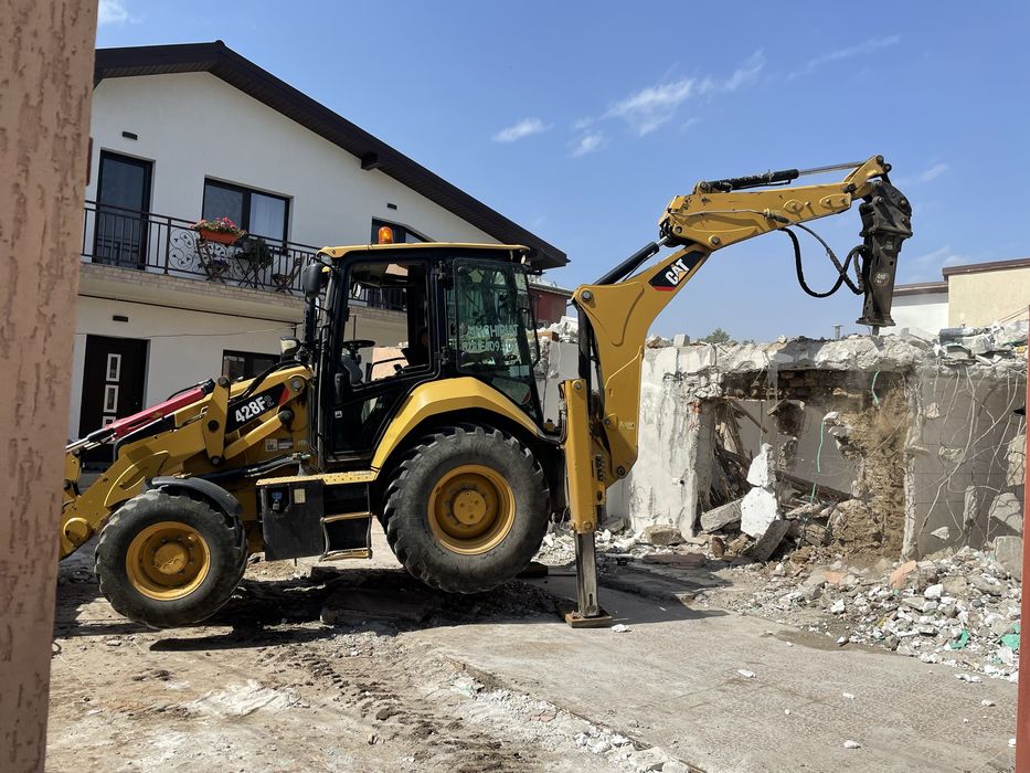 Buldoexcavator cu picon de inchiriat