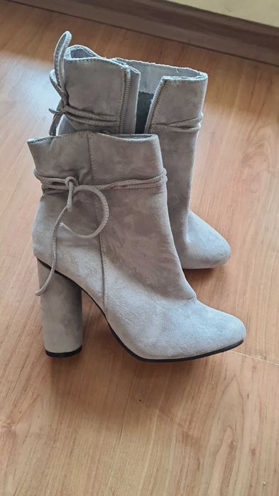 Сиви велурени боти
