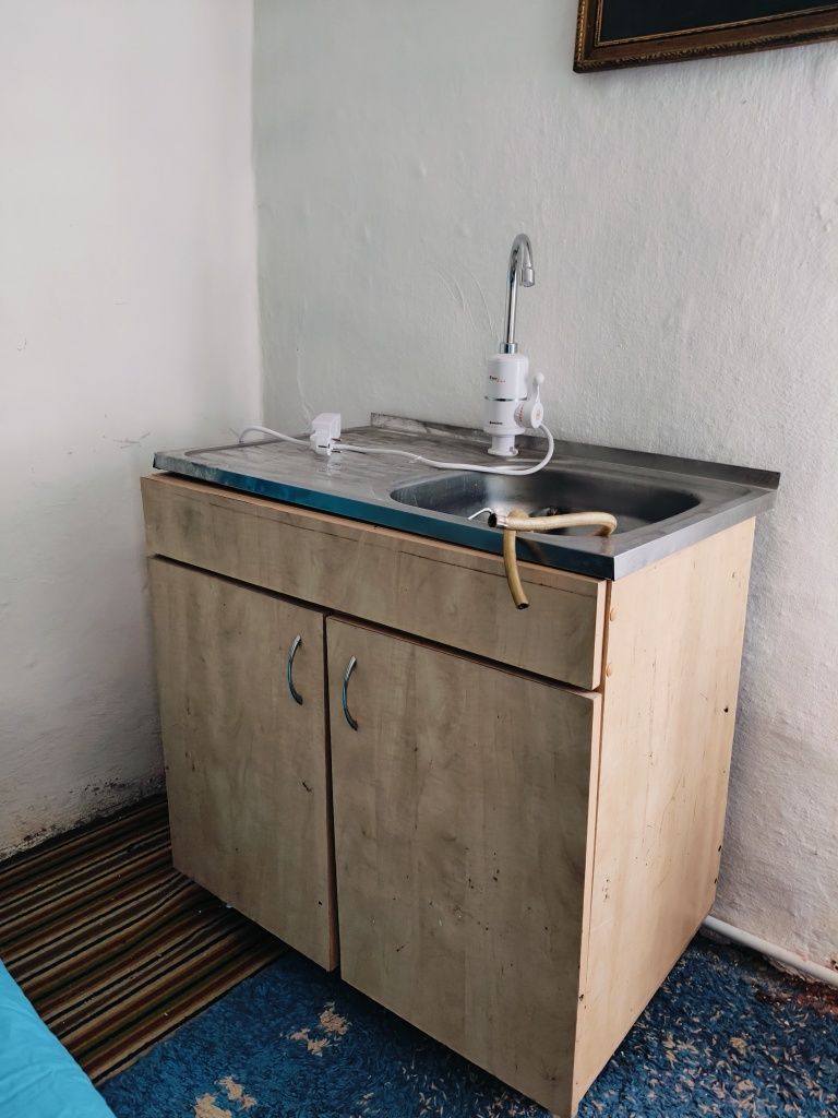 Chiuveta cu masca și geyser instant