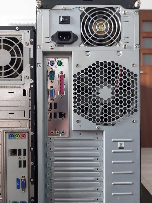 3 x Desktop PC (trei calculatoare mai vechi)