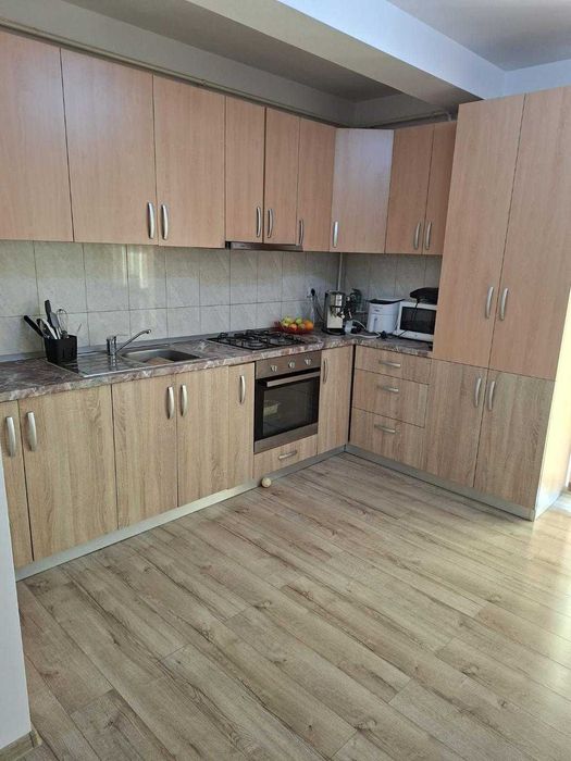 Inchiriez apartament 3 camere